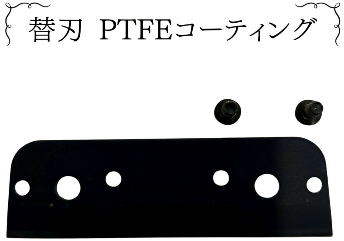 FlexiCutProパイプカッターを両手で使用している様子